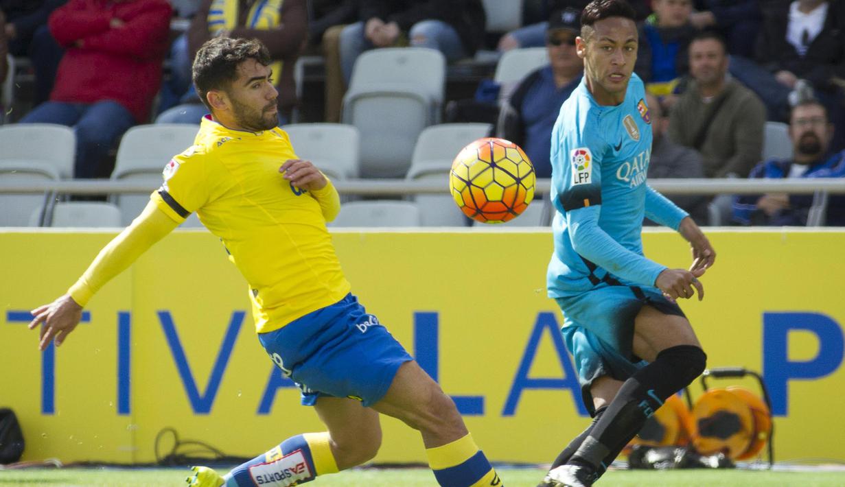 Pemain Barcelona, Neymar (kanan)  berusaha mengecoh pemain Las Palmas, Pedro Tanasu 'Tana' pada lanjutan La Liga Spanyol pekan ke-25 di Stadion Gran Canaria, Las Palmas de Gran Canaria, Sabtu (20/2/2016) malam WIB. (AFP / Jaime Reina)