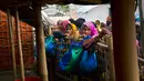 Sejumlah wanita Rohingya menunggu untuk menerima bahan makanan di kamp pengungsi Jamtoly, Bangladesh (15/1). Para pejabat Myanmar dan Bangladesh telah berdiskusi membahas kesepakatan repatriasi atau pemulangan etnis Rohingya. (AP Photo / Manish Swarup)