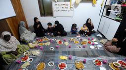 Puluhan pengungsi pencari suaka berbagai negara seperti Afganistan, Irak, Yaman, dan lain-lain berkumpul untuk menggelar buka puasa bersama di Batulayang selama bulan suci Ramadhan 1444 Hijriah. (merdeka.com/Arie Basuki)