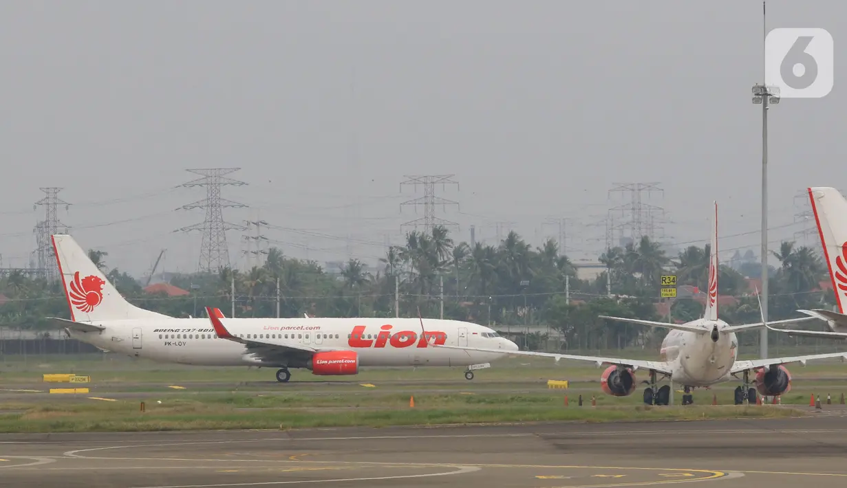 Sejumlah pesawat maskapai penerbangan terparkir di Bandara Soekarno Hatta, Tangerang, Senin (6/7/2020). PT Angkasa Pura II (Persero) akan mengkordinasikan permintaan maskapai untuk slot penerbangan, rute penerbangan dan frekuensi penerbangan di dalam satu rute. (Liputan6.com/Angga Yuniar)