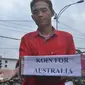 Salah satu mahasiswa di Malang, Jawa Timur, yang menggelar aksi penggalangan koin untuk Australia. (Liputan6.com/Zainul Arifin)