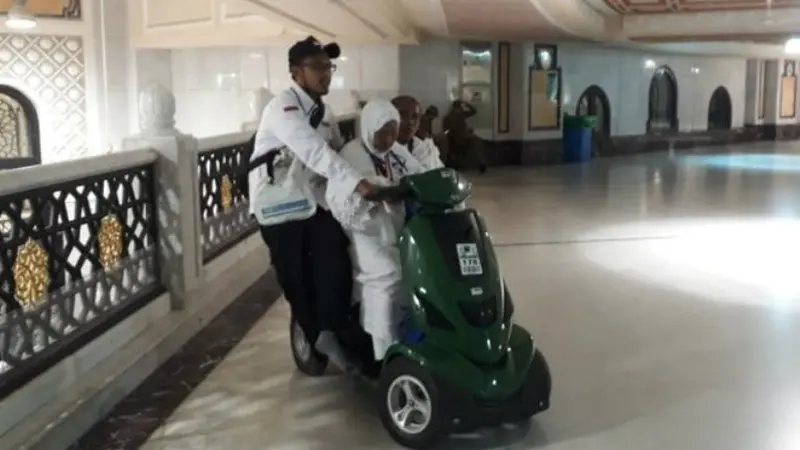 Jemaah Calon Haji Indonesia gunakan skuter matik