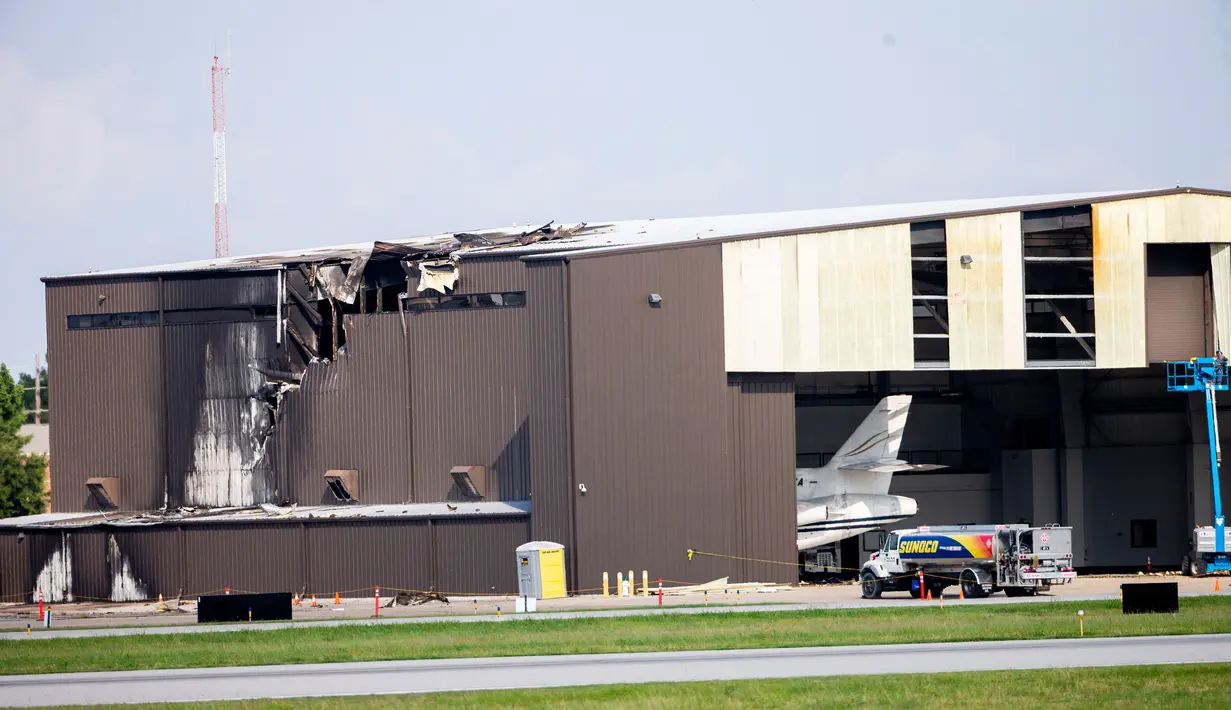 Kerusakan terlihat setelah pesawat bermesin ganda menabrak hanggar di Bandara Addison, Addison, Texas, AS,  Minggu (30/6/2019). Pesawat King Air 350 jatuh dan menewaskan 10 orang. (Shaban Athuman/The Dallas Morning News via AP)