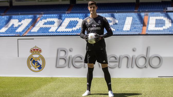 Kiper baru Real Madrid, Thibaut Courtois, saat diperkenalkan di Stadion Santiago Bernabeu, Madrid, Kamis (9/8/2018). Pemain berusia 26 tahun pindah setelah empat musim terakhir jadi kiper utama Chelsea. (AP/Andrea Comas)