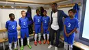 Pemain Timnas Prancis, Patrice Evra, memberi wejangan kepada para pemain muda Les Ulis di ruang ganti sebelum bertanding, (23/5/2016). (AFP/Franck Fife) 