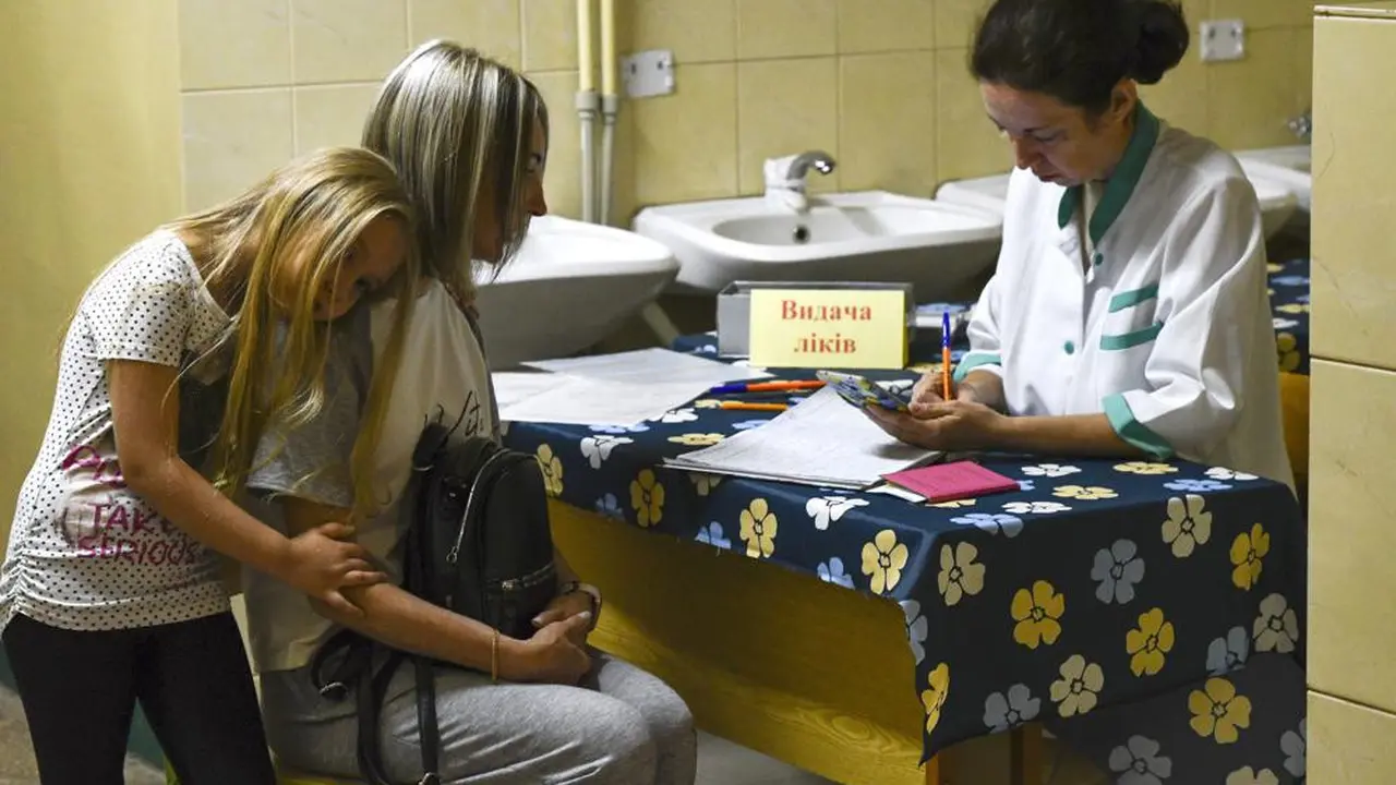Warga di Zaporizhzhia, Ukraina, dibagikan tablet mengandung iodine karena radiasi nuklir di pembangkit nuklir dikhawatirkan bocor.