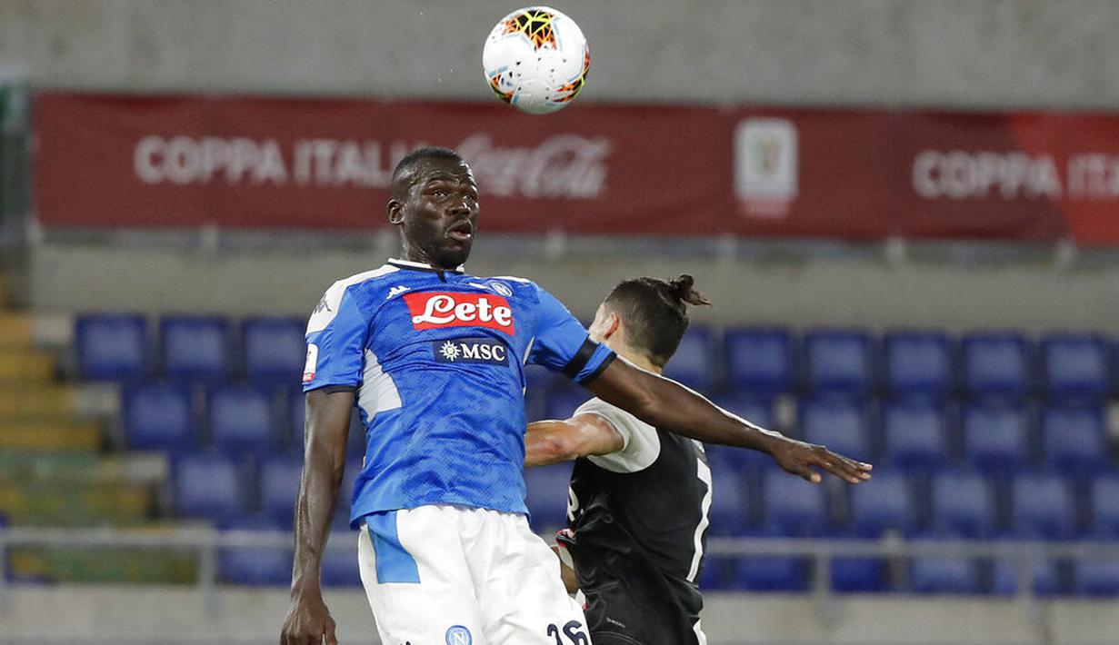 Bek Napoli, Kalidou Koulibaly, duel udara dengan striker Juventus, Cristiano Ronaldo, pada laga final Coppa Italia di Stadion Olympic, Roma, Rabu (17/6/2020). Napoli menjadi juara setelah berhasil menang lewat adu penalti atas Juventus dengan skor 4-2.(AP/Andrew Medichini)