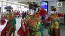 Penari menampilkan Tari Topeng Betawi untuk menghibur para penumpang di Stasiun LRT Dukuh Atas, Jakarta, Sabtu (22/6/2024). (Liputan6.com/Angga Yuniar)