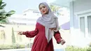 Tampil dengan gamis berwarna merah, penampilan Krisdayanti satu ini sempat curi perhatian netizen. Bahkan, tak sedikit pula yang menyebut jika wanita yang akrab disapa KD ini terlihat mirip sang putri, Aurel Hermansyah. (Liputan6.com/IG/@krisdayantilemos)