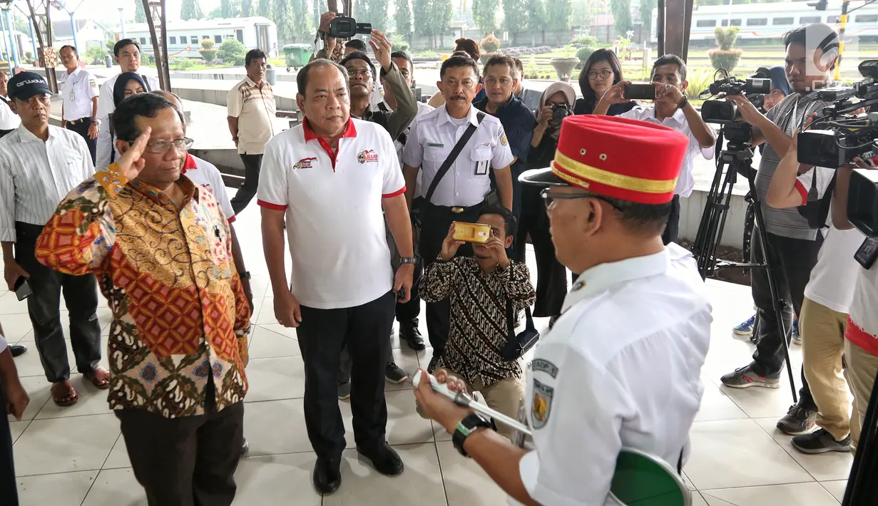 Ketua Gerakan Suluh Kebangsaan Mahfud MD tiba di sebuah stasiun dalam perjalanan hari kedua Jelajah Kebangsaan, Selasa (19/2). Jelajah Kebangsaan yang dilakukan Mahfud melangsungkan dialog di setiap stasiun-stasiun pemberhentian. (Liputan6.com/JohanTallo)