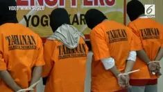 Komplotan penguras ATM menggunakan tusuk gigi tertangkap polisi. Dari aksinya mereka telah mendapat ratusan juta rupiah.