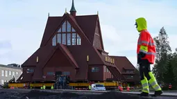 Pemindahan gereja ini imbas perluasan tambang bijih besi yang dioperasikan oleh perusahaan pertambangan milik negara Swedia, LKAB. (Jonathan Nackstrand/AFP)