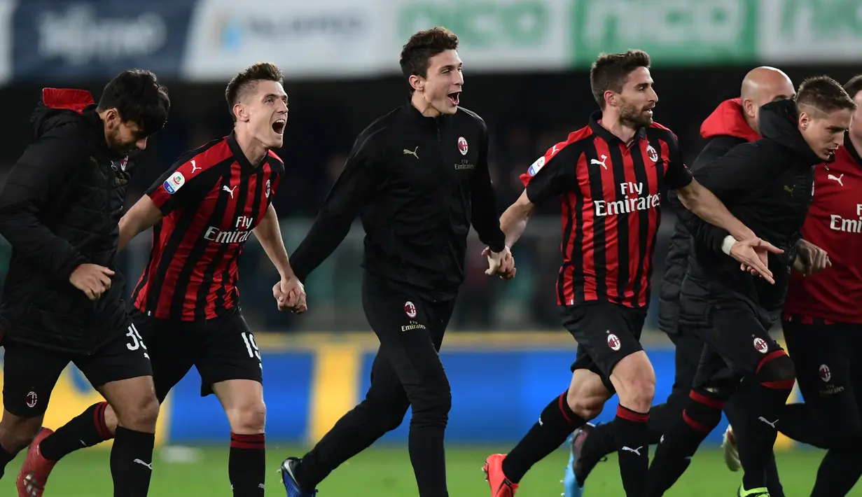 Striker AC Milan Krzysztof Piatek (dua kiri) dan rekan setimnya menyapa penonton usai mengalahkan Chievo pada pekan ke-27 Liga Italia di Stadion Marcantonio Bentegodi, Verona, Sabtu (9/3). Piatek cetak gol penentu kemenangan AC Milan. (Miguel MEDINA/AFP)