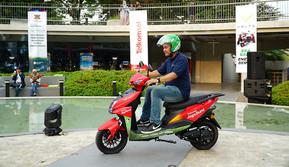 Telkomsel menggandeng Volta menghadirkan program bundling sewa motor listrik, di mana pelanggan akan mendapatkan kuota data mulai dari 800 MB hingga 2 GB sebagai upaya mendukung pengurangan emisi karbon di Indonesia (Telkomsel)
