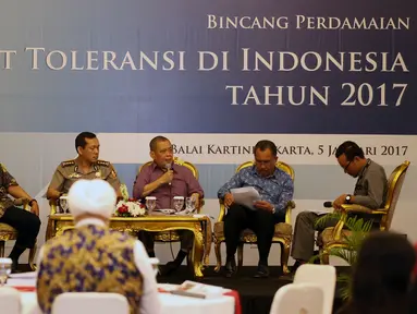 Ketua Besar NU, K.H Imam Aziz memaparkan pendapatnya saat menjadi pembicara Bincang Perdamaian di Balai Kartini, Jakarta, Kamis (5/1). Bincang Perdamaian tersebut membahas "Potret Toleransi Di Indonesia Tahun 2017". (Liputan6.com/JohanTallo)