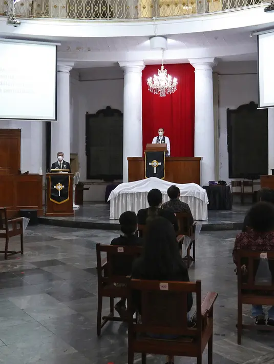 Suasana prosesi ibadah misa Jumat Agung pada rangkaian Hari Raya Paskah di Gereja Immanuel, Jakarta, Jumat (2/4/2021). Perayaan Jumat Agung tersebut mengajak umat kristiani mengenang wafatnya Isa Almasih. (Liputan6.com/Herman Zakharia)