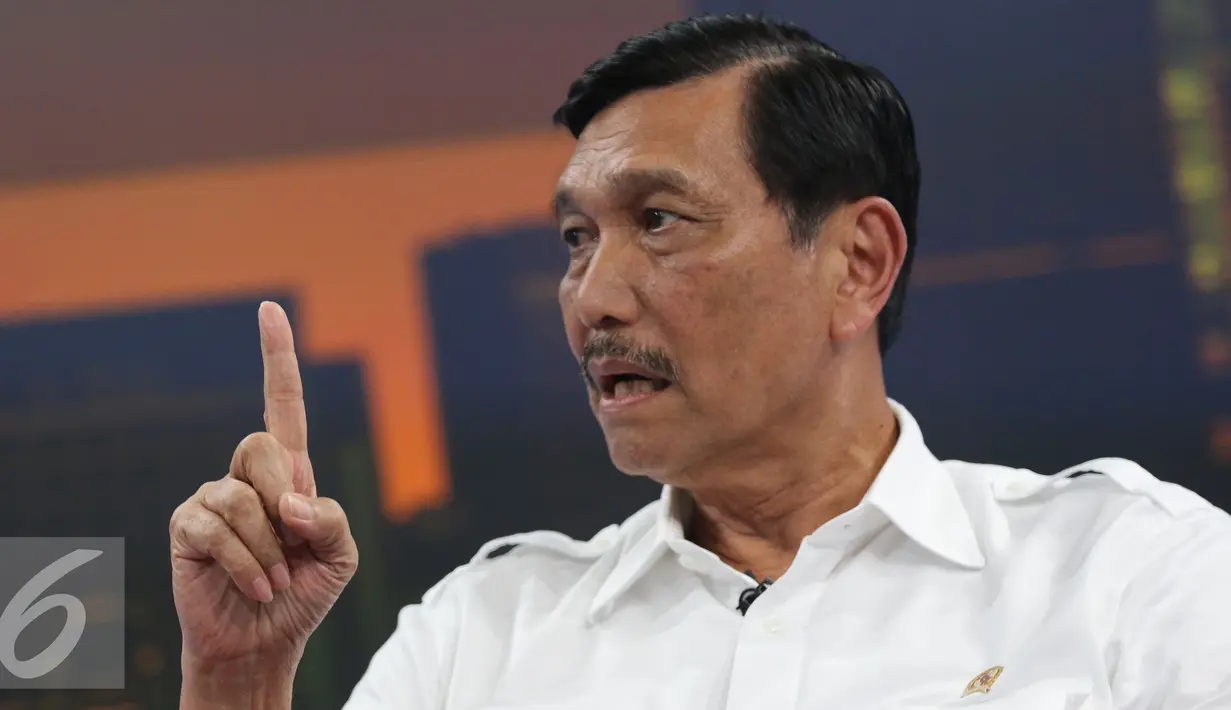 Menkopolhukam Luhut Binsar Pandjaitan saat wawancara khusus di SCTV Tower, Jakarta, Selasa (17/5). Luhut membantah dirinya melakukan intervensi terhadap pemilihan Ketua Umum Partai Golkar. (Liputan6.com/Herman Zakharia)