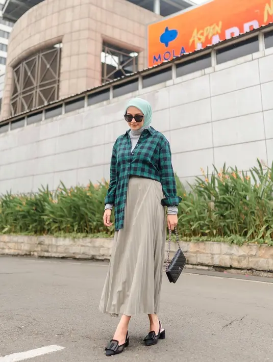 Memadukan dua jenis warna hijau dalam satu tampilan lewat kemeja flanel kotak-kotak dan hijab hijau mint (Foto: Instagram @megaiskanti)