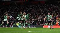 Pemain Sporting Lisbon merayakan gol penalti terakhir Nuno Santos saat melawan Arsenal di leg 2 Liga Europa (AFP)