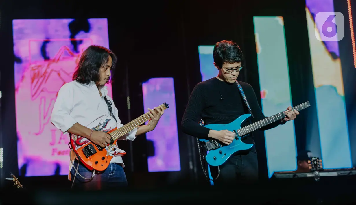 Duo akustik Janapati tampil pada Jakarta International BNI Java Jazz Festival 2020 di Jakarta, Minggu (1/3/2020). Duo akustik kolaborasi gitaris Dewa Budjana dan Tohpati tersebut membawakan beberapa instrumen diantaranya Janapati Ratu Kanya dan Rahadis. (Liputan6.com/Faizal Fanani)