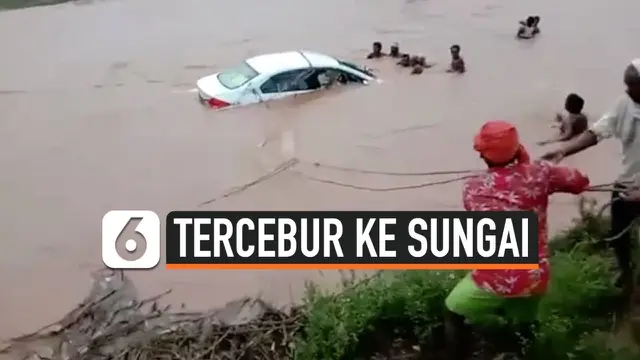 VIDEO: Dramatis, Penyelamatan Pengantin Baru Terperangkap dalam Mobil yang Tercebur ke Sungai
