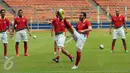 Mantan gelandang Timnas Italia, Gianluca Zambrotta (kedua kanan) mengontrol bola saat latihan jelang laga melawan Primavera Baretti di Stadion GBK, Jakarta, Jumat (20/5/2016). Laga kedua tim digelar Sabtu (21/5). (Liputan6.com/Helmi Fithriansyah)