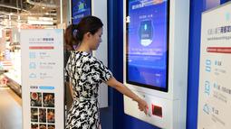 Pengunjung memesan meja dan makanan dengan memindai kode QR lewat smartphone di pintu masuk restoran Robot.He milik Alibaba di Shanghai, 30 Juli 2018. Penggunaan aplikasi bertujuan mengurangi antrean panjang pelanggan yang lapar. (AFP)