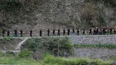 Orang-orang dari etnis minoritas Miao membawa persembahan ketika mereka menghadiri upacara pengorbanan untuk dewa gunung di Jianhe di provinsi Guizhou barat daya China (15/4). (AFP Photo/China Out)