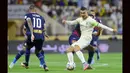 Striker Al Nassr FC, Cristiano Ronaldo menguasai bola di antara tiga pemain Al Adalah pada laga pekan ke-22 Liga Arab Saudi 2022/2023 di Prince Abdullah Stadium, Rabu (5/4/2023) dini hari WIB. (twitter@AlNassrFC)
