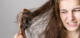 Rambut tipis memiliki diameter batang yang lebih kecil, sehingga lapisan pelindung alaminya pun lebih mudah rusak. [Dok/freepik.com]