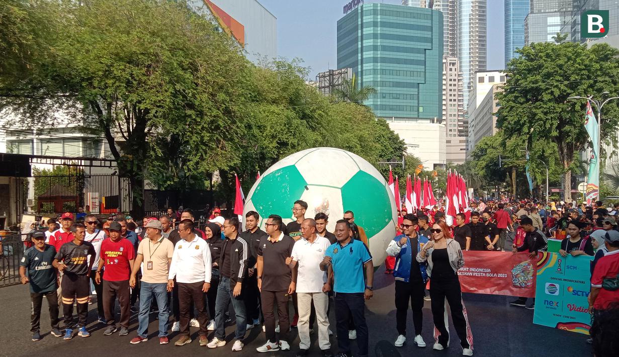 Legenda Persebaya Surabaya Yusuf Ekodono, Seger Sutrisno, dan Reinold Pieterz ikut meramaikan  kegiatan dengan menggelindingkan bola raksasa dalam rangkaian kegiatan Trophy Experience Piala Dunia U-17 2023 di Surabaya, Minggu (29/10/2023). (Bola.com/Aditya Wany)