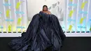 Siapa yang tak ingat penampilan Lizzo di red carpet yang satu ini? Menghadiri MTV VMAs 2022, Lizzo mengenakan off-the-shoulder gown yang luar biasa dari Jean Paul Gaultier Couture. Foto: Vogue.