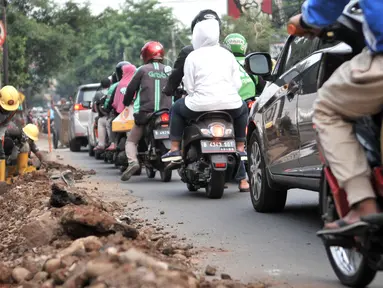 Laju kendaraan tersendat saat melintasi proyek revitalisasi trotoar di Jalan Tebet Raya, Jakarta, Selasa (5/11/2019). Adanya proyek revitalisasi trotoar di sepanjang Jalan Tebet Raya mengakibatkan kemacetan di kawasan tersebut semakin parah, terlebih saat jam sibuk. (merdeka.com/Iqbal Nugroho)