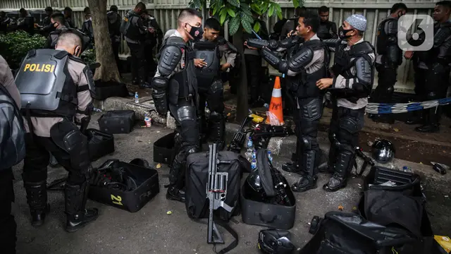 Kesiapan Anggota Brimob Mengamankan Aksi Demo Tolak Omnibus Law