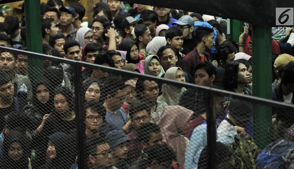 Kepadatan pengunjung saat menghadiri Indonesia Outdoor Festival (INDOFEST) 2019 di JCC Senayan, Jakarta, Kamis (7/3). Pameran tahunan INDOFEST menawarkan harga diskon hingga 70 persen. (Merdeka.com/Iqbal S Nugroho)