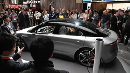 Pengunjung melihat mobil konsep listrik Sony Vision-S pada ajang Consumer Electronics Show (CES) 2020 di Las Vegas, Nevada, Rabu (8/1/2020). Fitur mobil ini termasuk teknologi penginderaan yang dapat mendeteksi dan mengenali penumpang di dalamnya. (Robyn Beck/AFP)