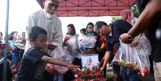 Suasana haru warnai prosesi pemakaman artis senior Renita Sukardi. Sekitar pukul 16.30 jenazah tiba di Tempat Pemakamanan Umum Menteng Pulo, Jakarta Senin (20/4/2017). (Nurwahyunan/Bintang.com)