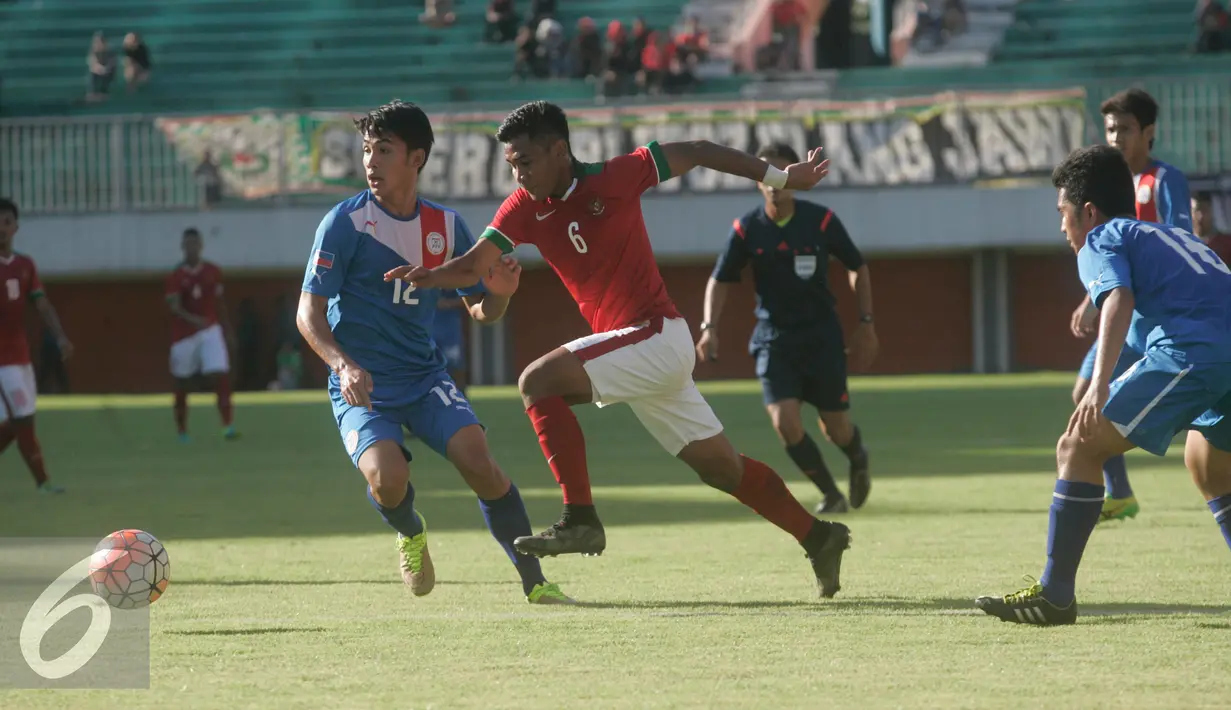 Pesepakbola Timnas U-19  Asnawi Mangkualam Bahar (kanan) dibayangi pemain Filipina U-19 Diano Mar Vincent pada International Friendly Match di Stadion Maguwoharjo, Sleman, Jumat (19/8). Indonesia menang dengan skor 3-1. (Liputan6.com/Boy Harjanto)