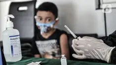 Petugas paramedis menyiapkan peralatan imunisasi saat program BIAS di Kantor Kelurahan Tamansari, Jakarta, Selasa (24/11/2020). Selama masa pandemi, pemerintah melalui Dinas Kesehatan tetap menggelar Bulan Imunisasi Anak Sekolah (BIAS). (merdeka.com/Iqbal S. Nugroho)
