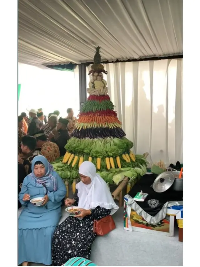 8 Potret Unik Pernikahan Digelar di Pasar Ini Viral, Hidangan Resepsi Bikin Ngiler