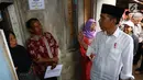 Presiden Joko Widodo berbincang dengan warga saat meninjau rumah yang dipasang listrik gratis di Kampung Pasar Kolot, Garut, Jawa Barat, Jumat (18/1). Pemasangan listrik gratis di Jawa Barat dialkuaknmelalui sinergi 34 BUMN. (Liputan6.com/Angga Yuniar)