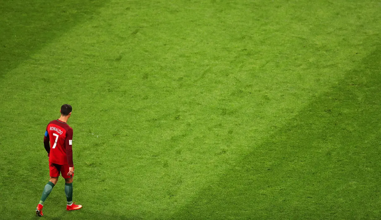 Bintang Portugal, Cristiano Ronaldo, tampak kecewa usai gagal ke final Piala Konfederasi setelah kalah dari Cile di Stadion Kazan Arena, Rusia, Rabu (28/6/2017). (EPA/Tolga Bozoglu)