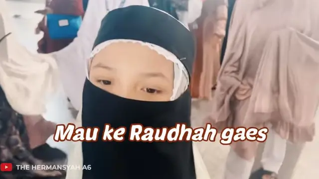 Akui Ingin Jadi Ustazah, Ini 6 Momen Arsy Hermansyah Tampil Bercadar Saat Umrah