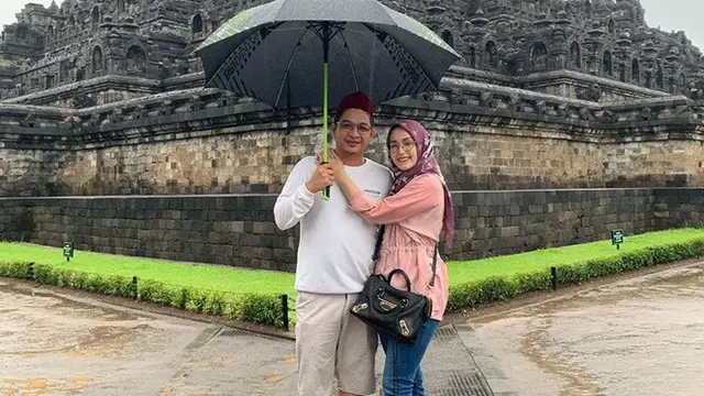 7 Potret Mesra Pasha 'Ungu' dan Istri, Kenang 9 Tahun Pernikahan