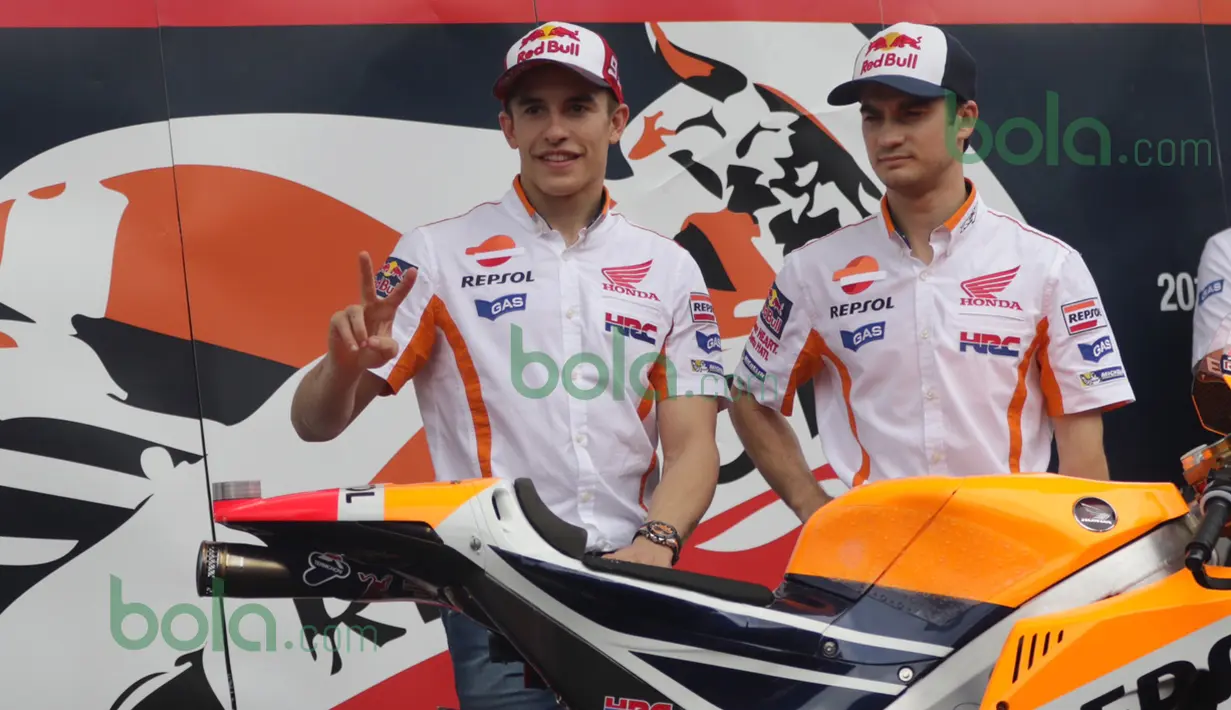 Marc Marquez dan Dani Pedrosa menghadiri peluncuran tim MotoGP Repsol Honda 2016 di Sirkuit Sentul, Bogor, Minggu (14/2/2016). (Bola.com/Nicklas Hanoatubun)