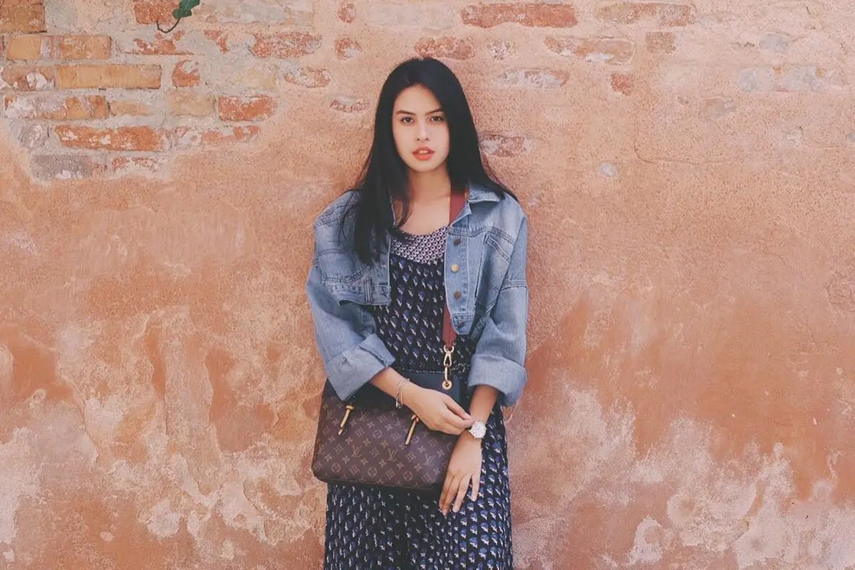 Gaya Maudy Ayunda Pakai Denim Ini Curi Perhatian, Kece