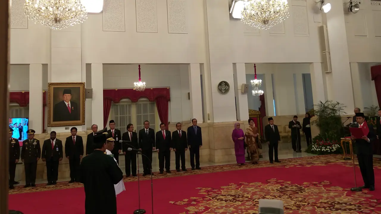 Presiden Jokowi melantik Rohidin Mersyah sebagai Gubernur Bengkulu dan Wan Thamrin Hasyim sebagai Gubernur Riau