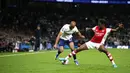 Pemain Tottenham Hotspur Lucas Moura (kiri) berebut bola dengan pemain Arsenal Nuno Tavares pada pertandingan sepak bola Liga Inggris di Stadion Tottenham Hotspur, London, Inggris, 12 Mei 2022. Tottenham Hotspur menang 3-0. (AP Photo/Matt Dunham)