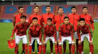 Para pemain Timnas Indonesia U-16 saat bersiap melawan Thailand U-16 pada laga grup G Piala AFC U-16 di Stadion Rajamangala, Bangkok, Senin (18/9/2017). Timnas Indonesia U-16 menang 1-0. (Bola.com/PSSI)