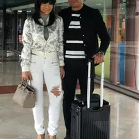 Celana ripped jeans sekarang ini sedang digandrungi oleh masyarakat dan selebriti. Salah satu selebriti yang sering mengenakan celana sobek-sobek tersebut adalah Krisdayanti. (Instagram/krisdayantilemos)